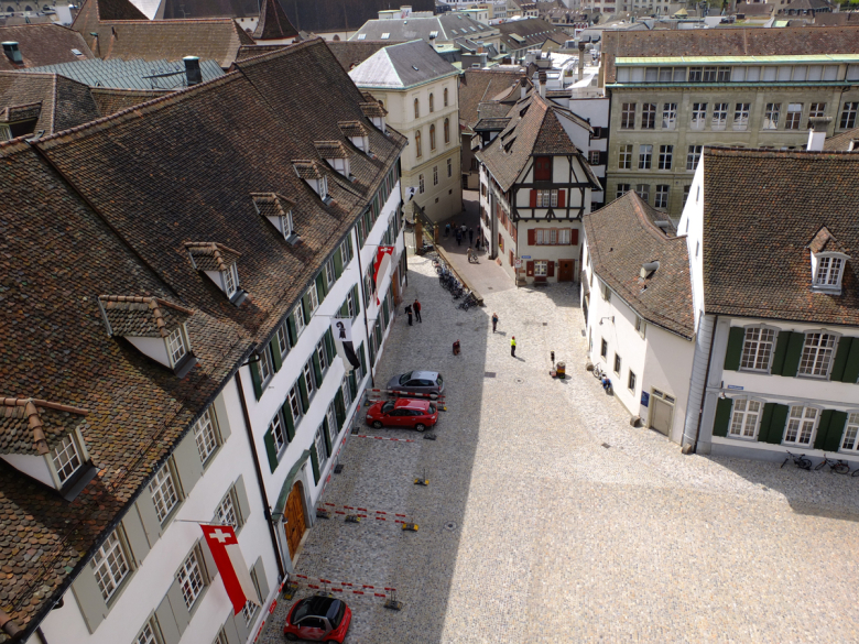 Blick vom Basler Münster auf den Münsterplatz