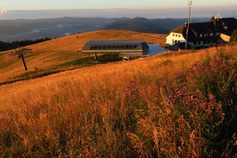 belchenbahn im sonnenaufgang
