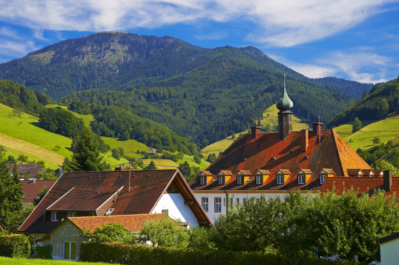 Blick vom Laisackerweg auf den Belchen und das Münstertäler Rathaus