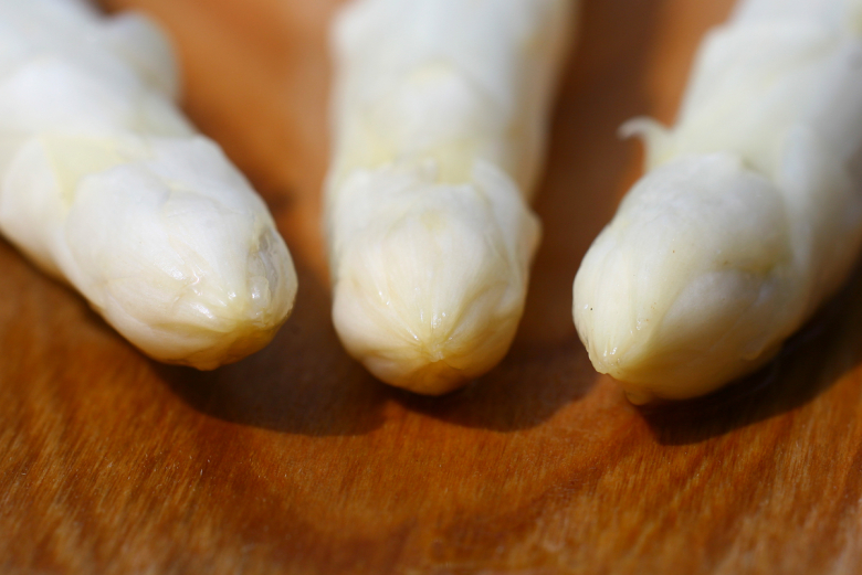 Viele Hofläden und Hütten an der Straße bieten frischen Spargel an